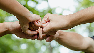 Vier Fäuste kommen zusammen