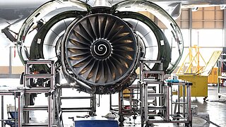 Die Turbine eines Flugzeugs am Boden wird gerade gewartet.