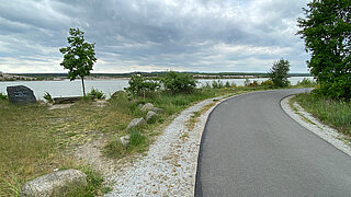 Ein asphaltierter Radweg in der Nähe eines Gewässers