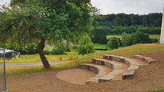 Grünes Klassenzimmer mit Ähnlichkeit zu einem Amphitheater