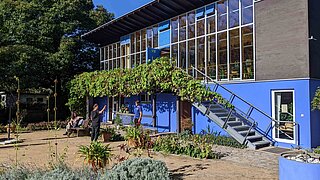 Das Gebäude des Umweltbildungszentrums von vorne