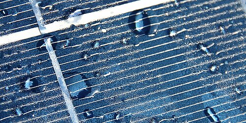 Regentropfen auf einer Solaranlage