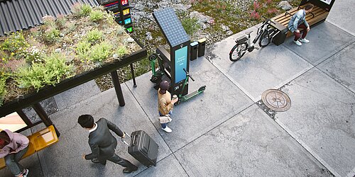Haltestelle mit E-Roller- und Fahrradabstellanlage
