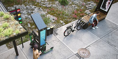Haltestelle mit E-Roller- und Fahrradabstellanlage