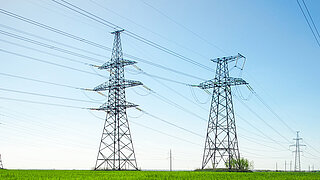 Strommasten vor blauem Himmel 