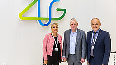 Drei Personen stehen im Atrium des neuen ZUG Gebäudes 