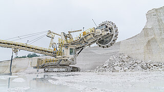 Ein Bagger im Tagebau