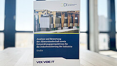 Ein Buch steht auf einem Tisch