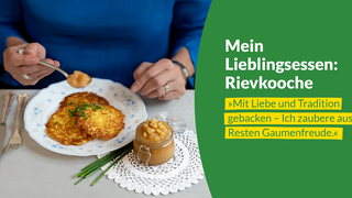 Teller mit zwei Reibekuchen, daneben ein Glas Apfelmus auf einer weißen Spitzenunterlage, darüber Hände mit Löffel und Messer vor grünem Hintergrund mit Text