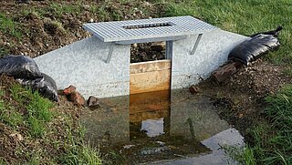 Wiedervernässung mithilfe eines Stauwehrs in einem Entwässerungsgraben in Lamerdingen