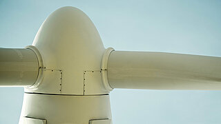 Ein weisses Rotorblatt in Nahaufnahme