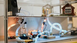 ein technisches Gerät mit leuchtenden Schläuchen