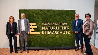 Bundesumweltministerin Steffi Lemke mit Tom Kirschey, Stefan Demuth (ZUG) und Sabine Riewenherm (BfN) (v.l.n.r.)