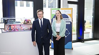 auf dem Foto sind Bundesumweltminister Carsten Schneider und Dr. Constanze Haug von der ZUG zu sehen