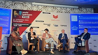 Anita Demuth, stellvertretende Leitende des PtX Lab Lausitz, als Panelistin während der World Hydrogen Derivatives Conference in Rotterdam