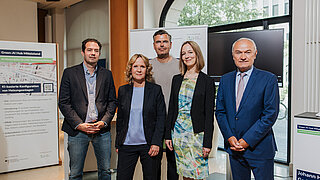 Steffi Lemke, Constanze Haug und Stefan Demuth von der ZUG sowie Projektbeteiligte auf einem Gruppenfoto