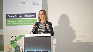 Dr. Constanze Haug steht am Rednerpult und spricht