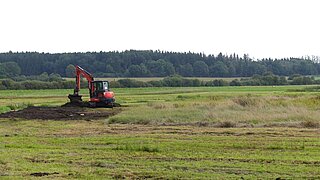 Bauarbeiten auf einer Maßnahmenfläche in Lamerdingen: Ziel ist, das Wasser im Boden zu halten 
