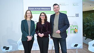 3 Personen (sind Dr. Constanze Haug (Geschäftsführerin ZUG), Rita Schwarzelühr-Sutter (PStS BMUKN), Prof. Oliver Thomas (DFKI). stehen nebeneinander auf einer Bühne 