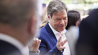 Bundesminister für Wirtschaft und Klimaschutz Robert Habeck besucht den BMWK Gemeinschaftsstand.