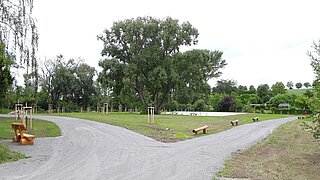 Parklandschaft mit Volleyballfeld