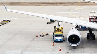 Betankung eines Flugzeuges mittels Tankfahrzeug vor dem Start auf dem Rollfeld